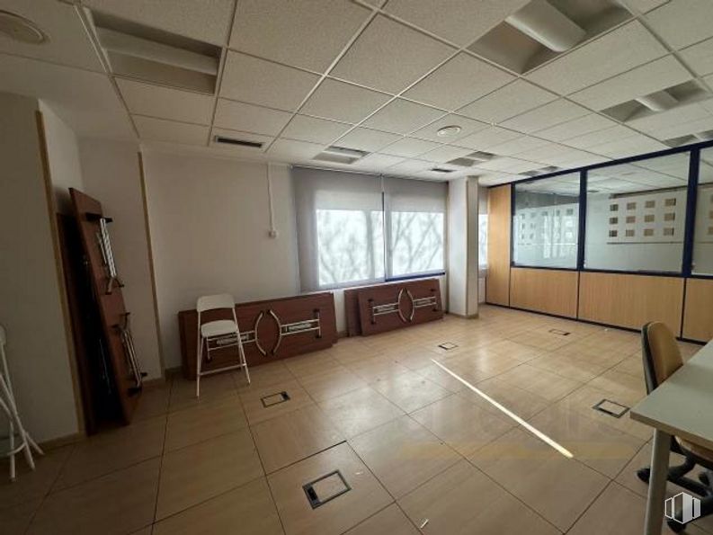 Oficina en alquiler en Calle Perú, Las Rozas de Madrid, Madrid, 28290 con mueble, mesa, ventana, accesorio, hall, madera, suelos, edificio, suelo y casa alrededor