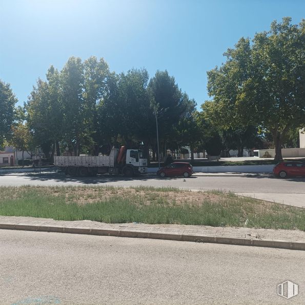 Land for sale at Centro Urbano, Villamayor de Santiago, Cuenca, 16415 with car, truck, sky, plant, tree, asphalt, road surface, land lot, urban design and thoroughfare around