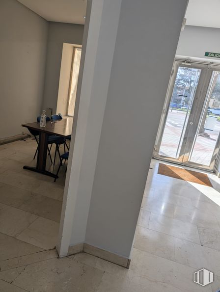 Retail for rent at Calle Canillas, 99, Chamartín, Madrid, 28002 with door, flooring, floor, wood, interior design, composite material, ceiling, tile flooring, glass and wood stain around