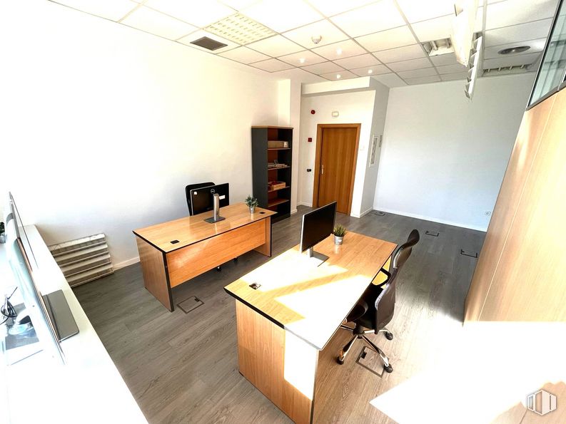 Oficina en alquiler y venta en Edificio Alba, Calle Rosa de Lima, 1, Las Rozas de Madrid, Madrid, 28290 con mesa, silla, mueble, escritorio, silla de oficina, diseño de interiores, piso, madera, pavimentos y madera alrededor