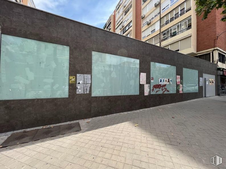 Local en venta en Barrio El Pilar, Fuencarral - El Pardo, Madrid, 28029 con edificio, ventana, ladrillo, casa, diseño urbano, cielo, arte, nube, barrio y espacio público alrededor