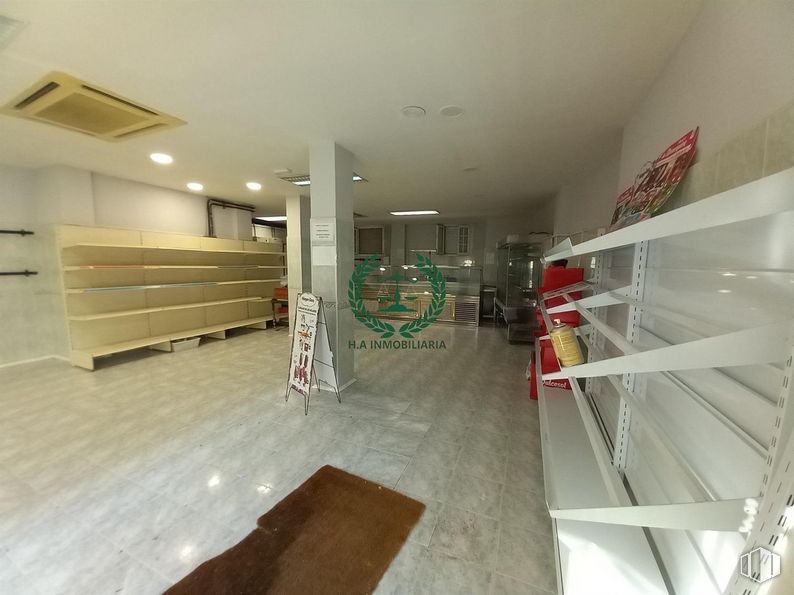 Retail for rent at Centro, Pedrezuela, Madrid, 28723 with furniture, hall, flooring, wood, floor, shelving, fixture, building, hardwood and ceiling around