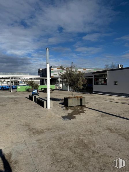 Retail for rent at Avenida Juan XXIII, Pozuelo de Alarcón, Madrid, 28224 with public space, shade, concrete, pole, walkway, aluminium and daylighting around