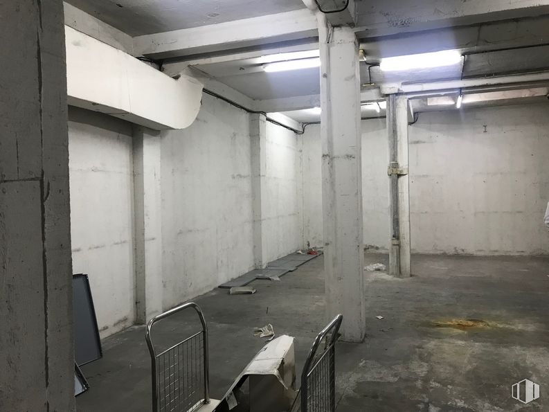 Retail for sale & for rent at Calle Canillas, Chamartín, Madrid, 28002 with building, fixture, composite material, gas, flooring, ceiling, aluminium, metal, concrete and chair around