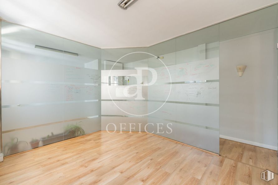 Oficina en alquiler en Calle Velázquez, Salamanca, Madrid, 28006 con propiedad, madera, hall, edificio, accesorio, interiorismo, suelos, tinte para madera, suelo laminado y madera dura alrededor