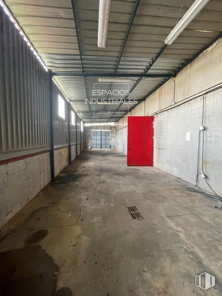 Nave en venta en Polígono Industrial Los Vallejos, Torres de la Alameda, Madrid, 28813 con puerta, lámpara, alumbrado, infraestructura, hall, edificio, suelo, pared, suelos y accesorio alrededor