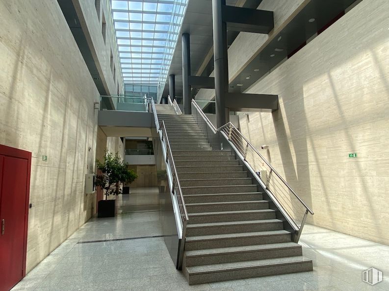 Oficina en venta en Edificio Inbisa, Avenida Pirineos, 7, San Sebastián de los Reyes, Madrid, 28700 con planta de interior, planta, día, accesorio, escaleras, ventana, piso, suelo, bienes raíces y material compuesto alrededor