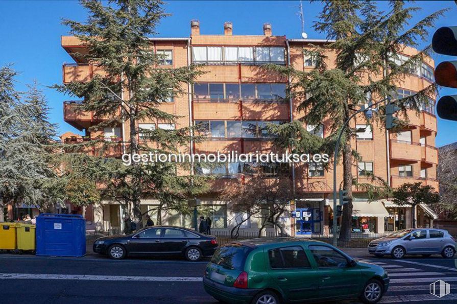 Retail for rent at Plaza de Santa Ana, Ávila, 05001 with car, building, window, traffic light, tire, wheel, land vehicle, sky, vehicle and property around