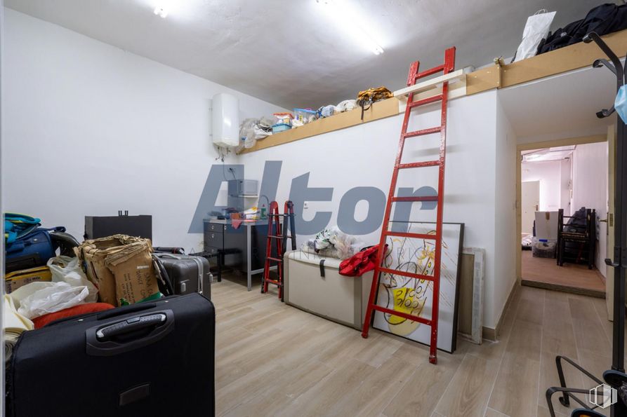 Local en venta en Calle Luis Ruiz, Ciudad Lineal, Madrid, 28017 con escalera, maleta, equipaje y bolsos, mueble, edificio, mesa, diseño automovilístico, interiorismo, casa y suelo alrededor