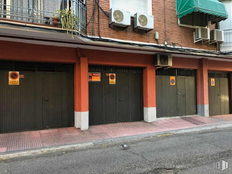 Local en venta en Calle Cáceres, 18, Getafe, Madrid, 28903 con puerta, propiedad, infraestructura, edificio, madera, asfalto, barrio, pared, superficie de carretera y casa alrededor