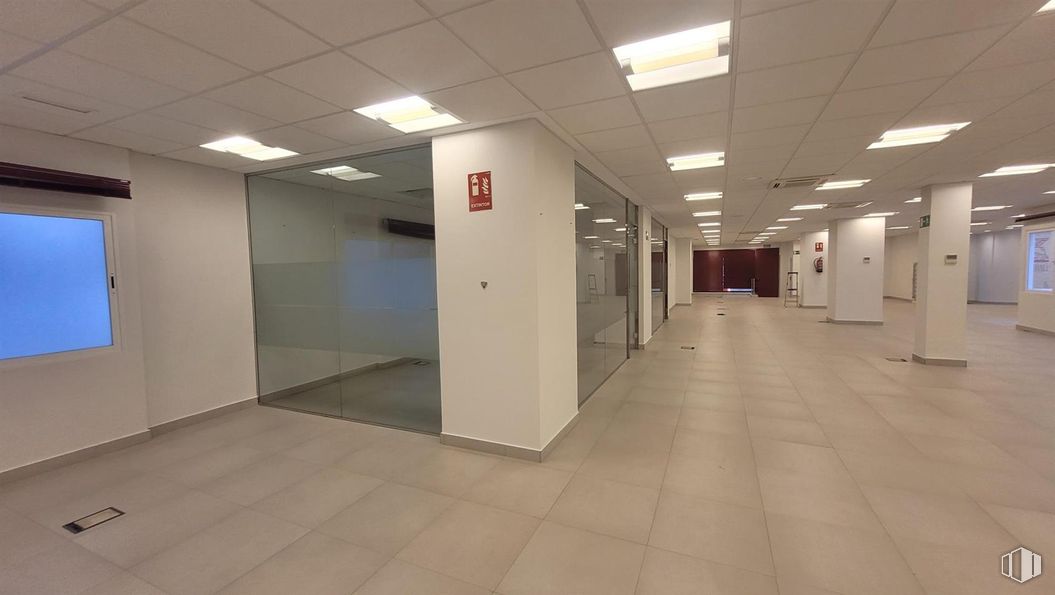 Local en alquiler en Avenida de Brasil, Tetuán, Madrid, 28020 con lámpara, alumbrado, accesorio, suelos, suelo, edificio, hall, aparcamiento, vidrio y techo alrededor