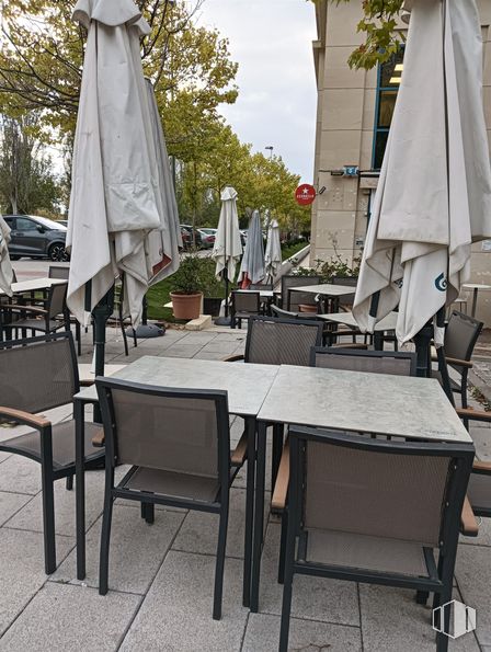 Local en alquiler en Calle Chile, 10, Las Rozas de Madrid, Madrid, 28290 con silla, coche, mesa de cocina y comedor, mesa, mueble, planta, mesa de exterior, muebles de exterior, madera y árbol alrededor