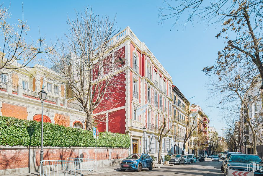 Oficina en alquiler en Calle Fernando El Santo, 15, Chamberí, Madrid, 28010 con coche, edificio, cielo, ventana, neumático, rueda, azul, vehículo, árbol y barrio alrededor