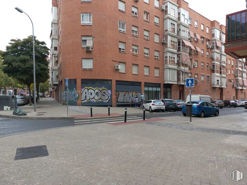 Retail for sale at Calle Tablas de Daimiel, Alcorcón, Madrid, 28924 with car, building, window, urban area, city, road surface, town, street, neighbourhood and facade around