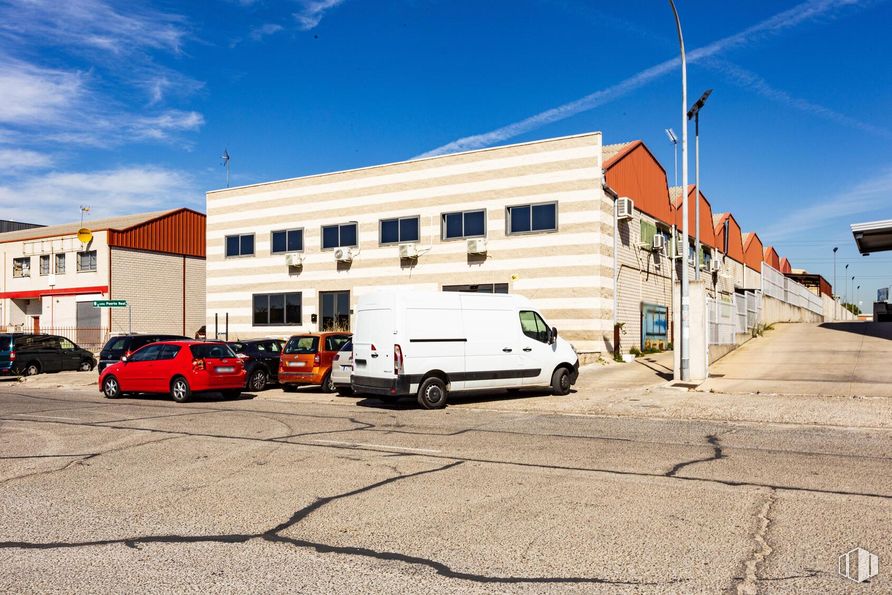 Industrial for sale at Calle Puerto Navafría, Móstoles, Madrid, 28935 with car, van, building, automotive parking light, sky, property, window, vehicle, wheel and cloud around