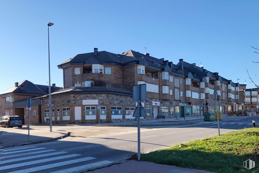 Local en venta en Camino Retamar, 6, Villanueva del Pardillo, Madrid, 28229 con edificio, cielo, planta, luz de la calle, azul, ventana, diseño urbano, superficie de carretera, condominio y área residencial alrededor