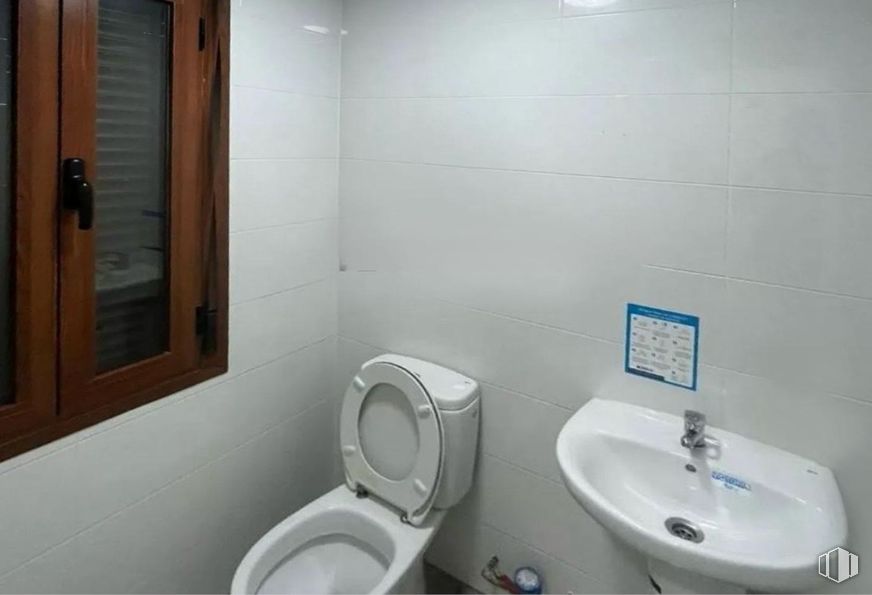 Local en venta en Zona Palos de la Frontera, Arganzuela, Madrid, 28045 con inodoro, fregadero, accesorios de fontanería, grifo, lavabo, cuarto de baño, espejo, alumbrado, morado y interiorismo alrededor