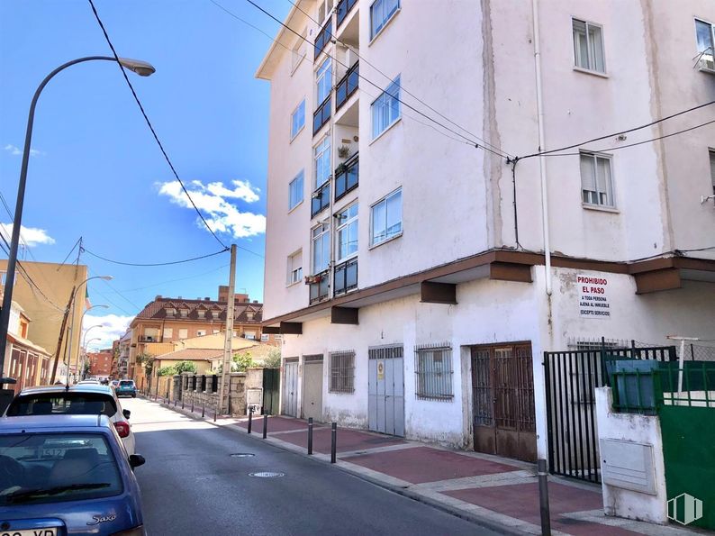 Retail for sale at Calle San José, 31, Collado Villalba, Madrid, 28400 with car, door, building, window, residential area, town, urban area, neighbourhood, apartment and urban design around