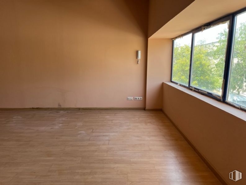 Nave en venta en Calle Tormes, Mejorada del Campo, Madrid, 28840 con ventana, edificio, madera, piso, accesorio, tinte para madera, pavimento, madera, pasillo y sombra alrededor