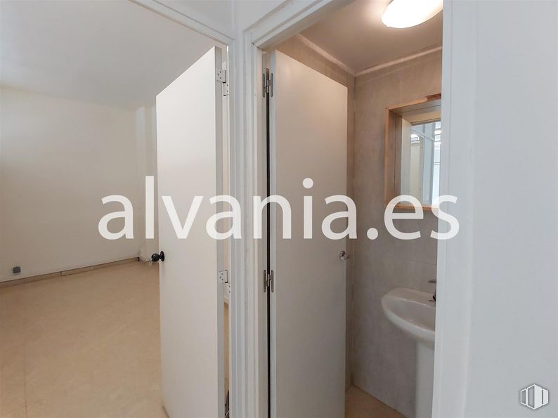 Nave en alquiler en Polígono Neinor, Leganés, Madrid, 28914 con fregadero, lámpara, propiedad, accesorios de fontanería, accesorio, cuarto de baño, edificio, interiorismo, madera y suelo alrededor