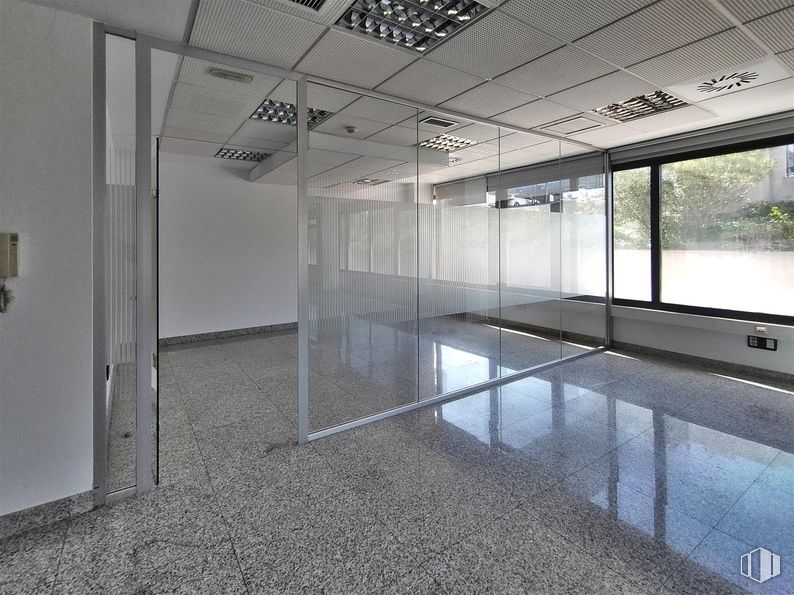 Oficina en alquiler en Calle Pollensa, Las Rozas de Madrid, Madrid, 28230 con ventana, edificio, sombra, interiorismo, suelo, suelos, hall, accesorio, vidrio y techo alrededor