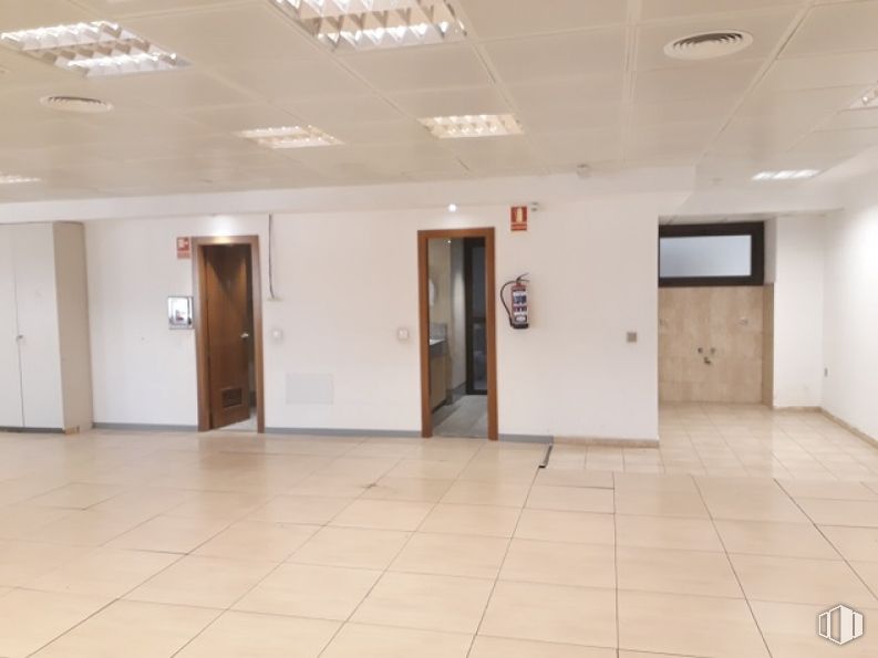 Office for rent at Calle Orense, Tetuán, Madrid, 28020 with door, lighting, building, fixture, interior design, flooring, floor, hall, wood and ceiling around