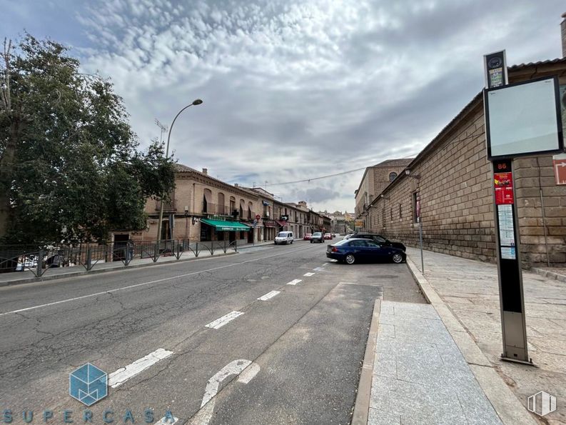 Office for rent at Calle Cardenal Tavera, Toledo, 45003 with car, building, cloud, sky, street light, vehicle, asphalt, road surface, urban design and thoroughfare around