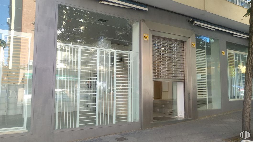 Retail for rent at Calle Ponferrada, 22, Fuencarral - El Pardo, Madrid, 28029 with window, door, composite material, glass, metal, concrete, home door, transparency, aluminium and screen door around