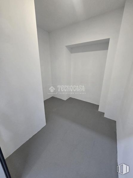 Industrial for sale at Calle San Fortunato, Usera, Madrid, 28041 with fixture, grey, floor, flooring, composite material, ceiling, rectangle, wood, plaster and event around