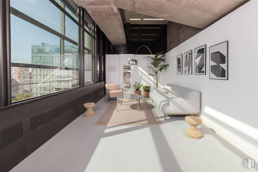 Oficina en alquiler en Edificio Castellana 81, Paseo Castellana, 81, Tetuán, Madrid, 28046 con silla, mesa, sofá, interiorismo, planta, suelo, suelos, diseño urbano, edificio y inmobiliario alrededor