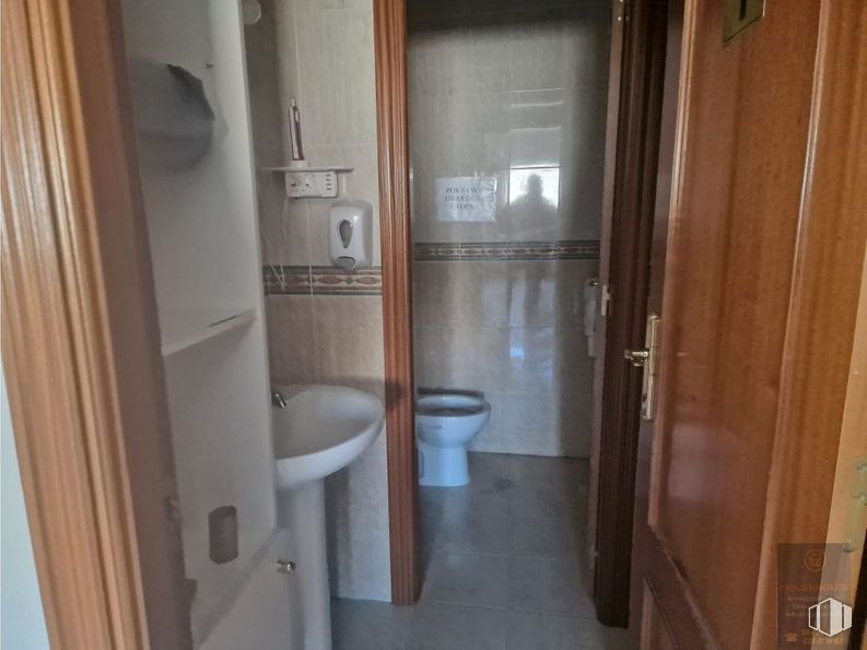 Nave en alquiler en Avenida Monte Boyal, Casarrubios del Monte, Toledo, 45950 con inodoro, fregadero, edificio, accesorio, madera, cuarto de baño, puerta, interiorismo, fluido y accesorios de fontanería alrededor