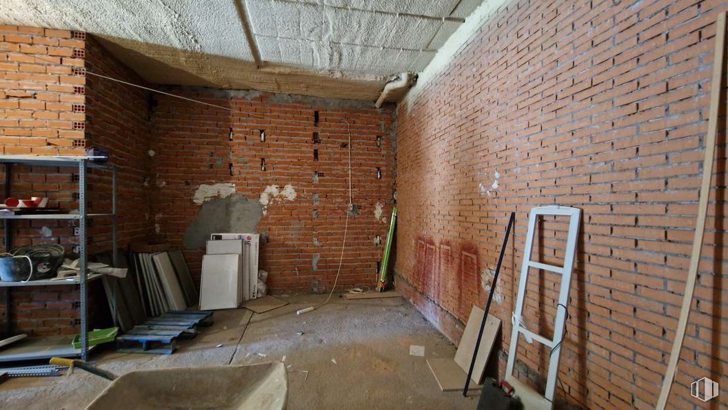 Retail for rent at Avenida Río Boladiez, 7, Toledo, 45007 with furniture, property, building, wood, house, brickwork, brick, architecture, flooring and ladder around