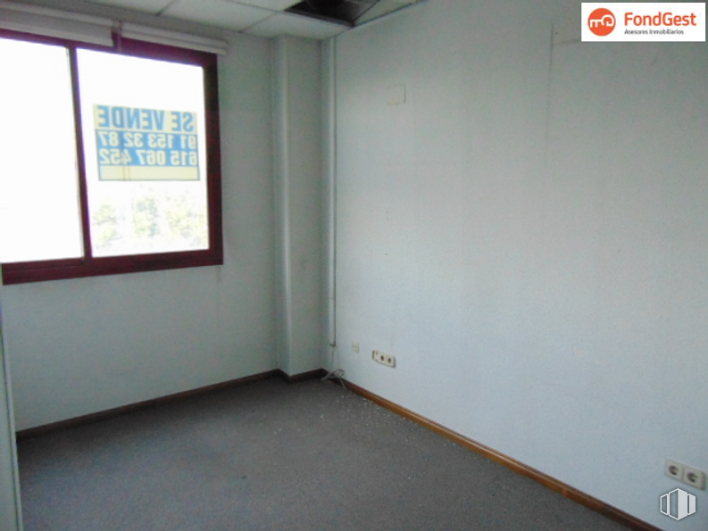 Office for sale at Edificio Alcocer 47, Calle Alcocer, 47, Villaverde, Madrid, 28041 with window, paint, fixture, floor, flooring, wood, building, ceiling, composite material and event around