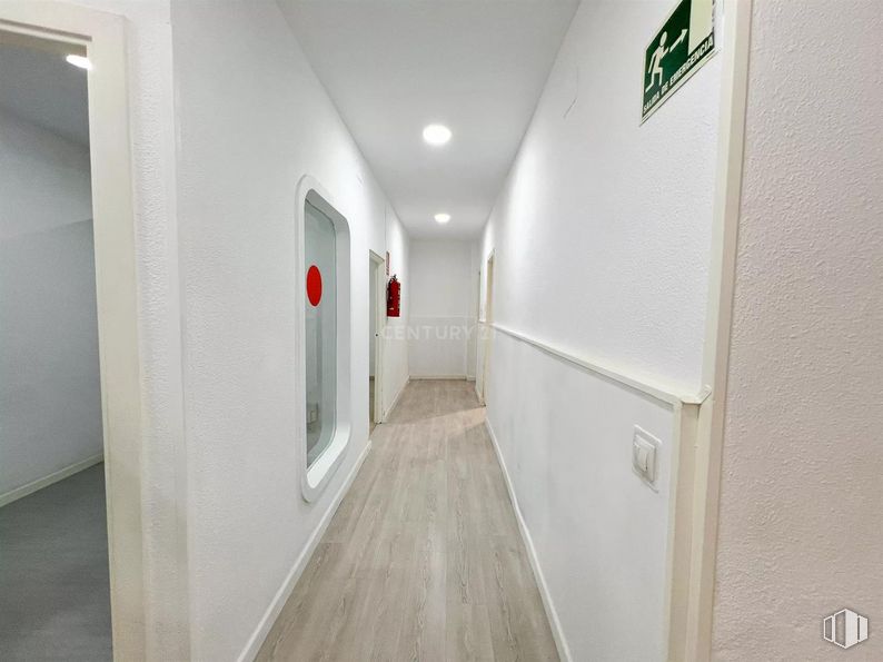 Local en venta en Calle Olivo, Moncloa - Aravaca, Madrid, 28023 con accesorio, suelo, suelos, madera, material compuesto, techo, escayola, edificio, pintura y habitación alrededor