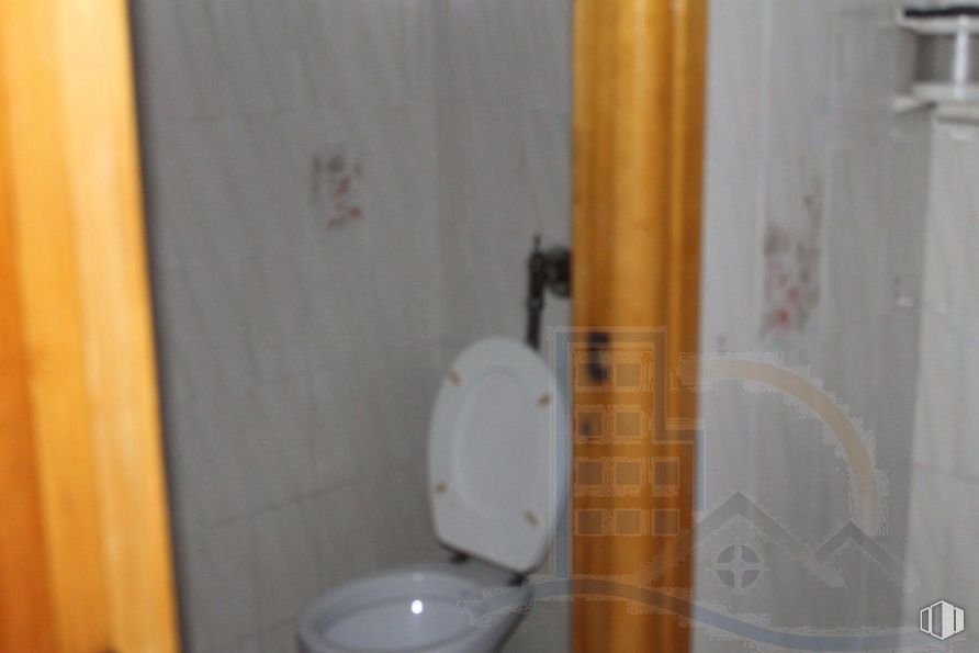 Retail for rent at Zona centro, Mejorada del Campo, Madrid, 28840 with toilet, brown, plumbing fixture, toilet seat, bathroom sink, bathroom, wood, purple, building and architecture around