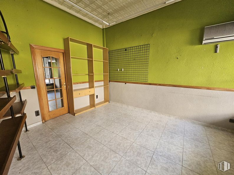 Retail for rent at Calle Grande, Quintanar de la Orden, Toledo, 45800 with door, building, interior design, architecture, picture frame, fixture, floor, shade, flooring and wall around