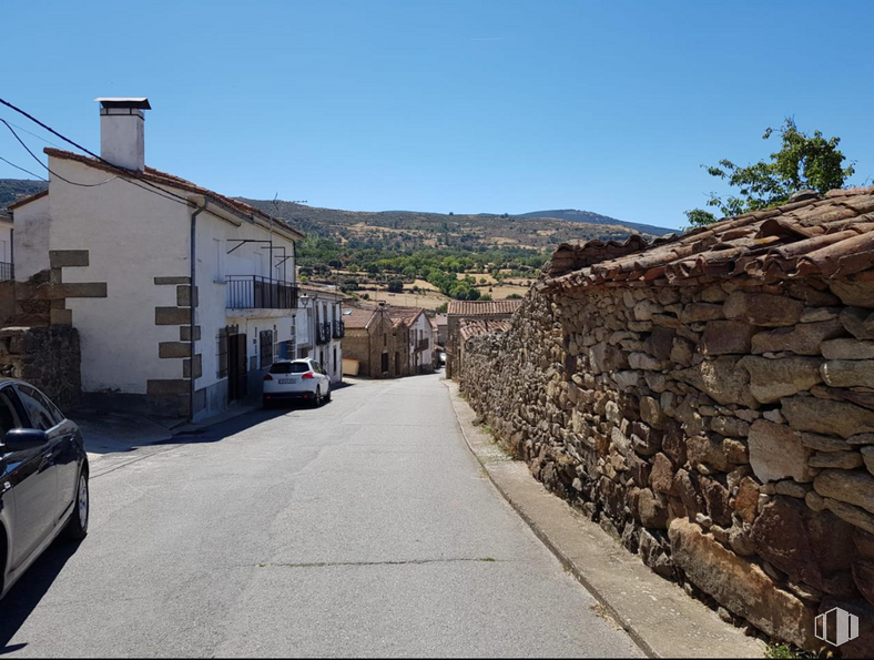 Industrial for sale at Calle Pilón, La Aldehuela, Ávila, 05593 with car, sky, building, wheel, azure, road surface, vehicle, window, house and tire around