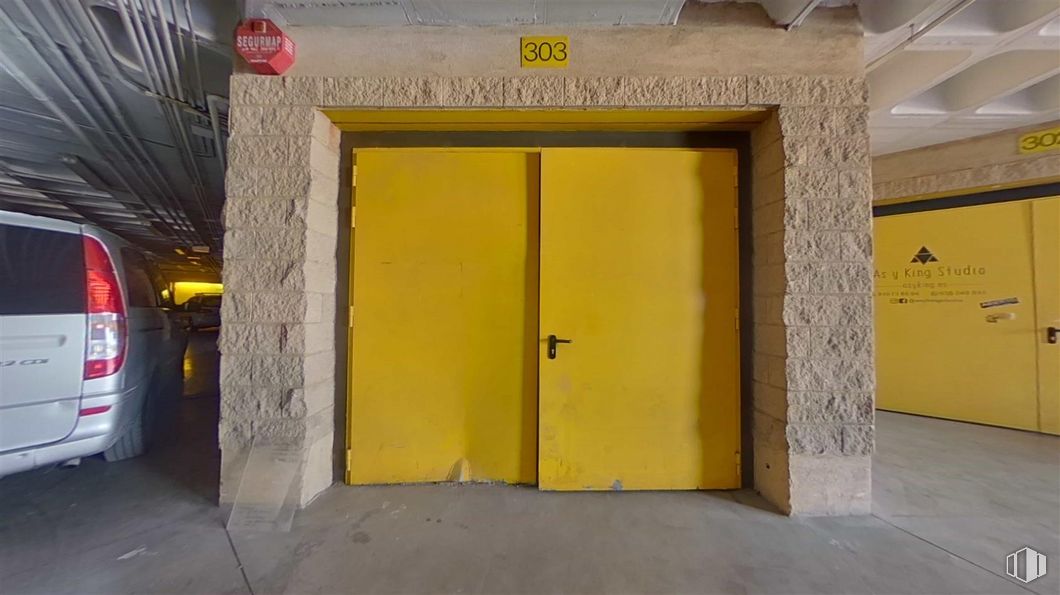 Office for sale at Avenida Democracia, Puente de Vallecas, Madrid, 28031 with door, car, automotive parking light, fixture, yellow, automotive tail & brake light, automotive lighting, paint, tints and shades and gas around