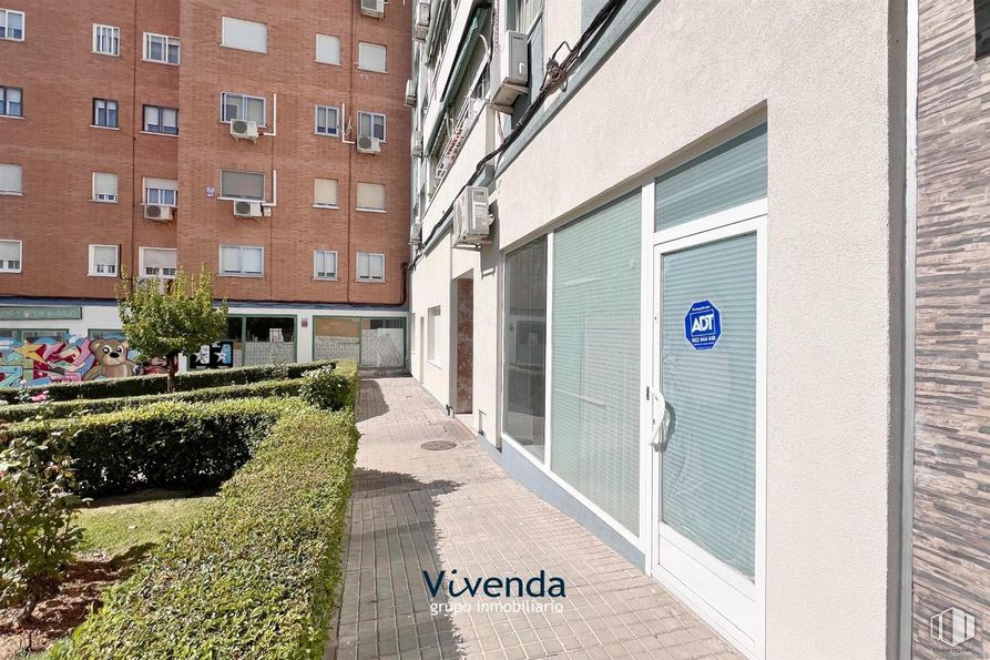 Retail for rent at Calle Villaamil, Móstoles, Madrid, 28934 with building, door, composite material, apartment and condominium around