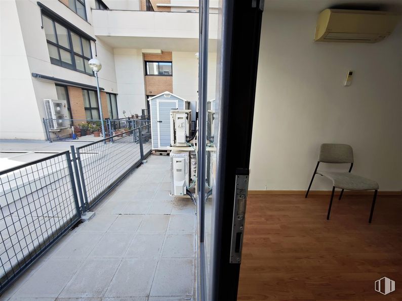 Office for sale at Calle Cronos, San Blas - Canillejas, Madrid, 28037 with chair, window, floor, flooring, composite material, door, glass, metal, iron and handrail around