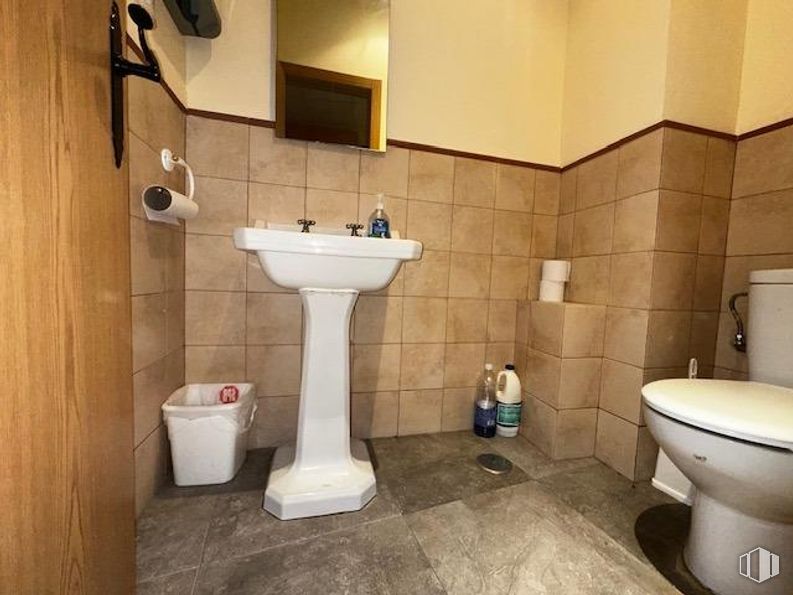 Local en alquiler en Centro, Tielmes, Madrid, 28550 con inodoro, fregadero, asiento del inodoro, cuarto de baño, accesorios de fontanería, suelos, suelo, lavabo, fontanería y grifo alrededor