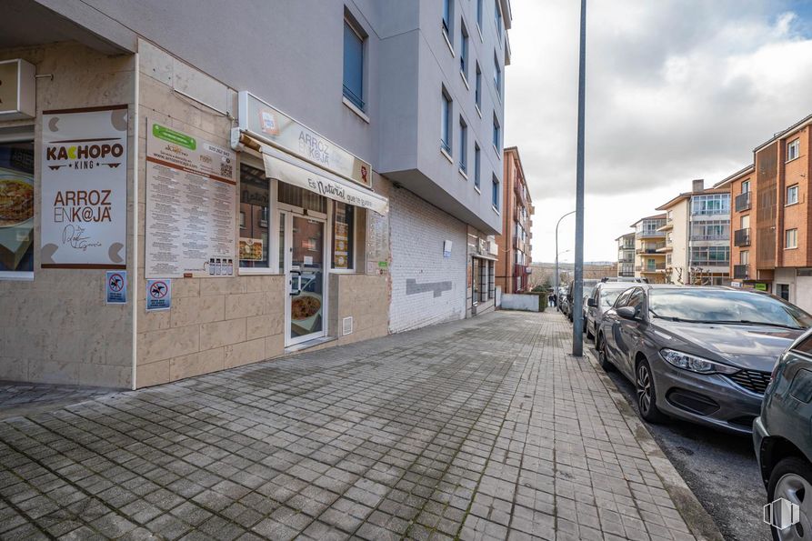 Retail for rent at Zona Sur, Ávila, 05003 with car, tire, wheel, building, window, cloud, sky, vehicle, road surface and asphalt around