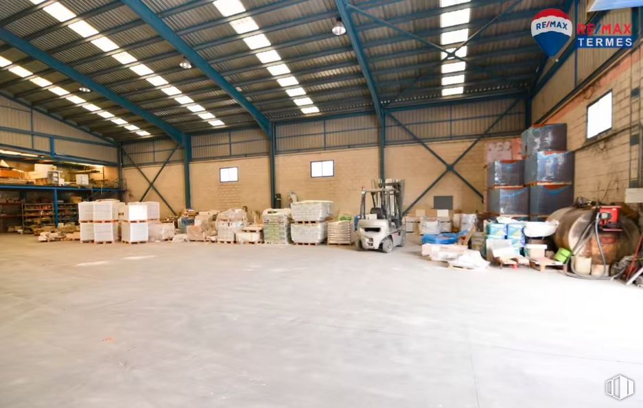 Industrial for sale at Polígono Industrial Los Charcones, Navalcarnero, Madrid, 28600 with packaged goods, luggage & bags, wood, flooring, floor, warehouse, gas, beam, hall and hardwood around