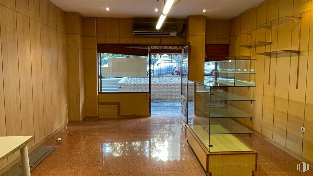 Local en alquiler y venta en Calle Pintor Ribera, 7, Móstoles, Madrid, 28933 con estantería, alumbrado, edificio, ebanistería, madera, accesorio, pavimento, piso, pasillo y madera alrededor