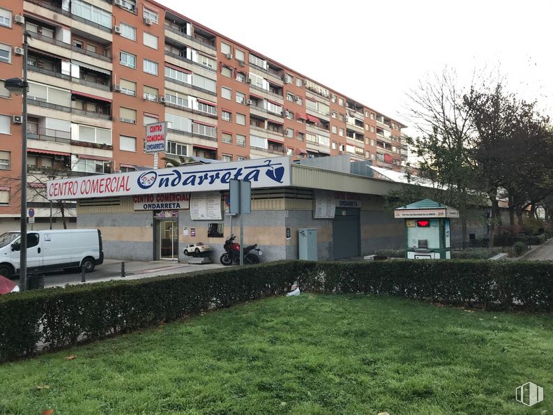 Local en alquiler en Galería Comercial Ondarreta, Calle Munich, 7, Alcorcón, Madrid, 28923 con camioneta, coche, planta, edificio, propiedad, cielo, ventana, neumático, vehículo y rueda alrededor