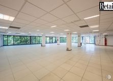 Office for rent at Calle Alcalá, San Blas - Canillejas, Madrid, 28027 with light fixture, architecture, hall, fixture, floor, flooring, ceiling, event, glass and transparency around