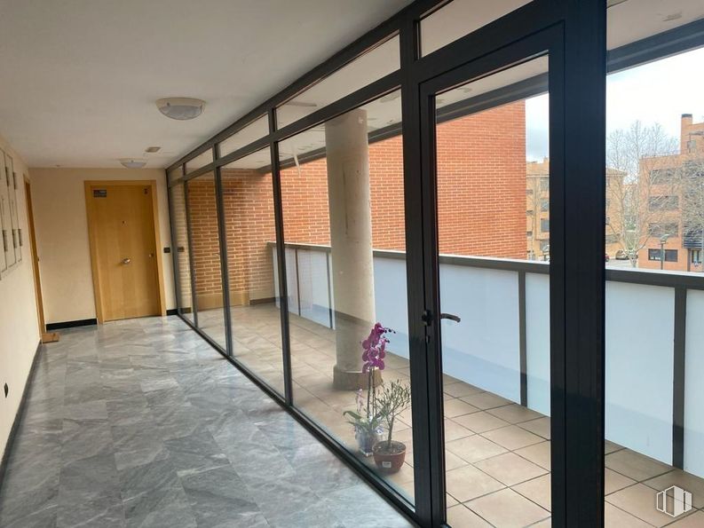 Office for sale at Calle Sabina, Yebes, Guadalajara, 19139 with door, houseplant, light fixture, flooring, floor, interior design, glass, composite material, ceiling and apartment around