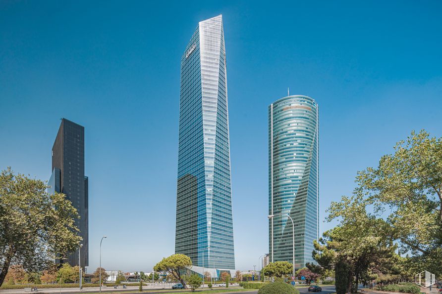 Office for rent at Torre Cristal, Paseo Castellana, 259 C, Fuencarral - El Pardo, Madrid, 28046 with building, sky, skyscraper, plant, tree, tower, tower block, urban design, condominium and neighbourhood around