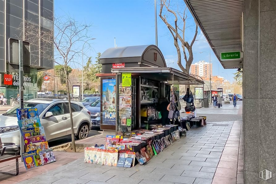 Local en alquiler en Calle Bravo Murillo, 38, Chamberí, Madrid, 28015 con persona, coche, cielo, edificio, rueda, vehículo, infraestructura, neumático, superficie de la carretera y modo de transporte alrededor