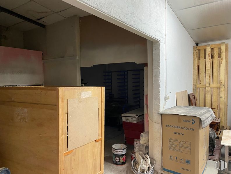 Industrial for sale at Parque Empresarial San Fernando, San Fernando de Henares, Madrid, 28830 with packaged goods, cabinetry, wood, floor, flooring, hardwood, fixture, gas, building and wood stain around